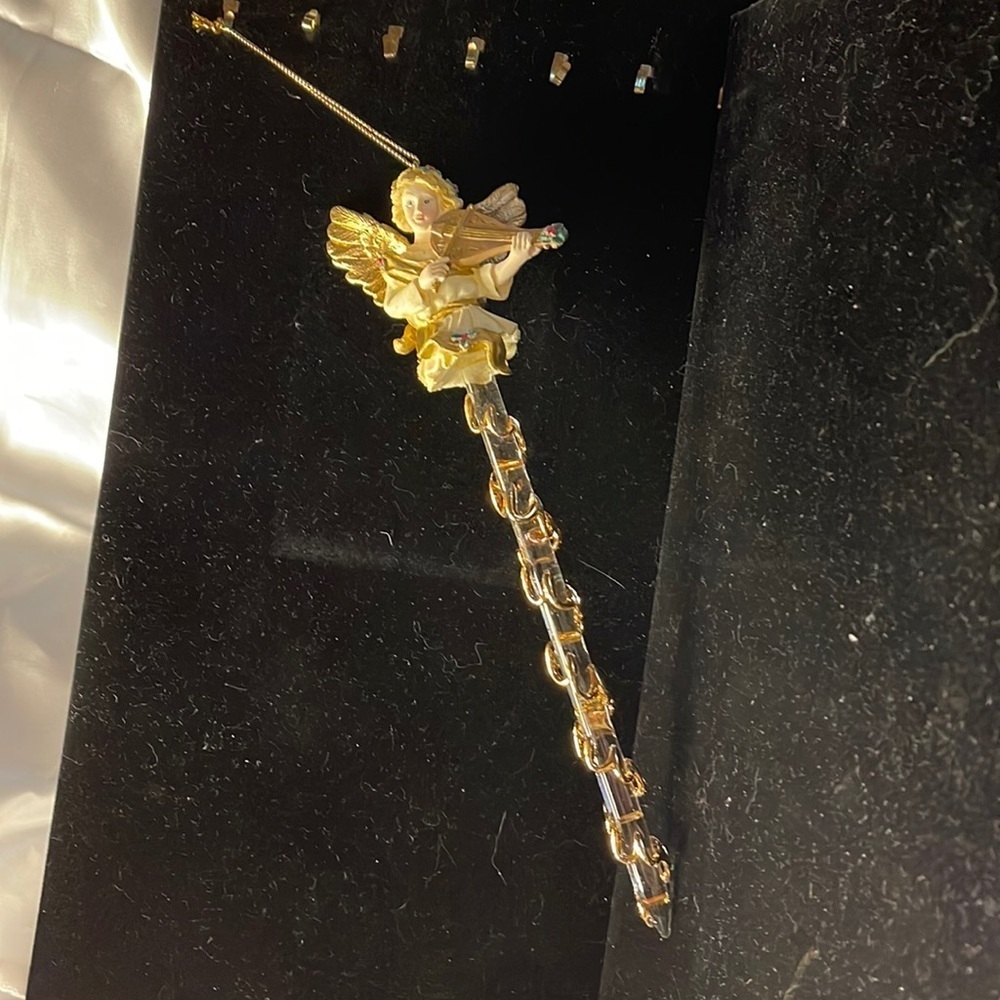 Avon (1997) Vintage Collectible ”Sparkling Icicle Ornament Angel” (crystal)